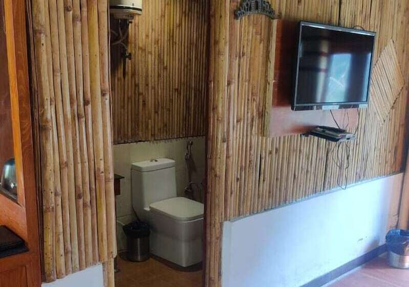 בית מלון כפרי Misty Oaks Resorts