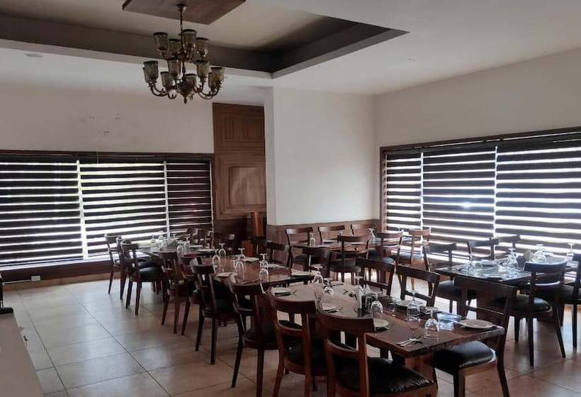 בית מלון כפרי Misty Oaks Resorts