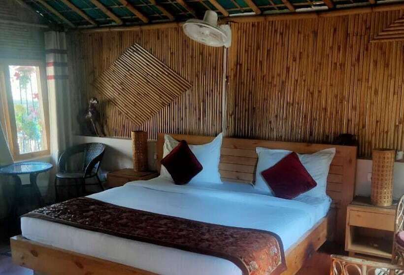 בית מלון כפרי Misty Oaks Resorts