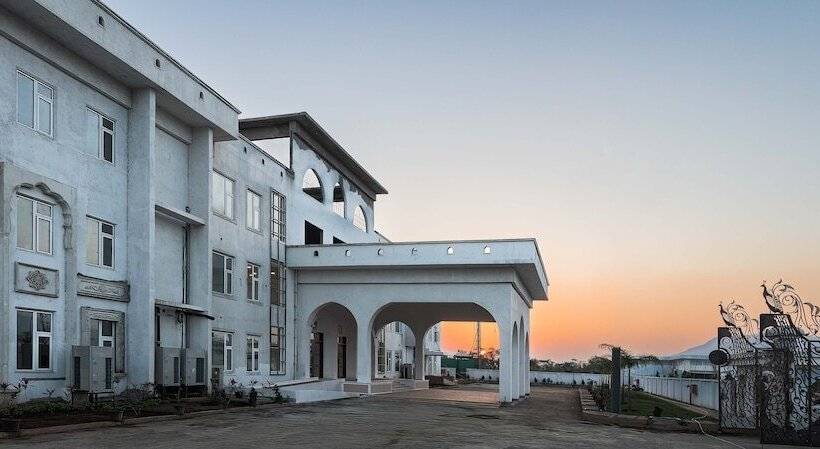 Отель Maharaja Agrasen Palace - Pure Vegetarian