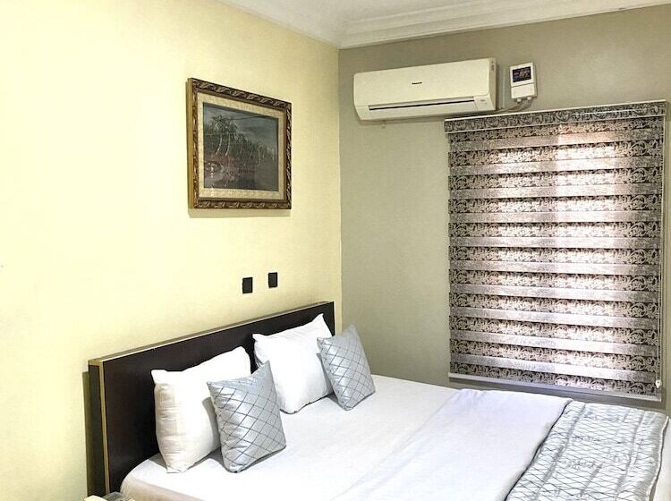 Nue Crest Hotel & Suites