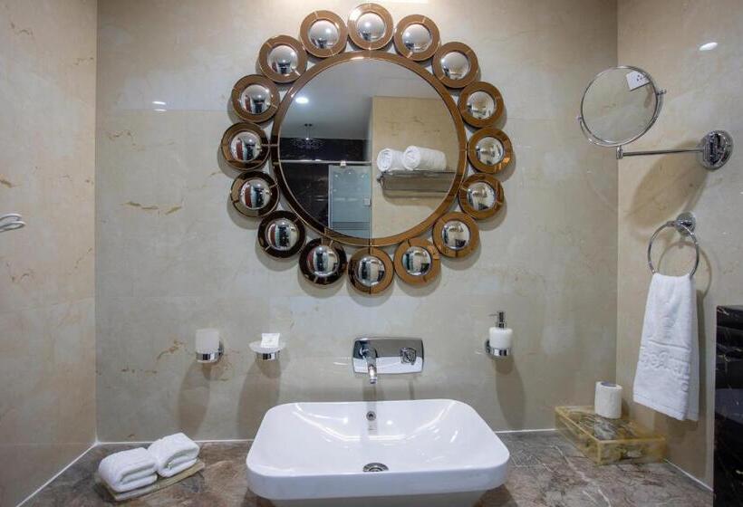 هتل The Avenue Grand