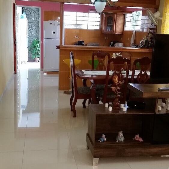 تختخواب و صبحانه Hostal Guerrillera