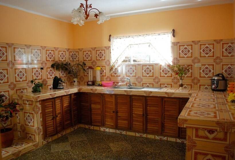 تختخواب و صبحانه Hostal Trujillo