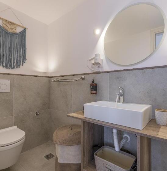 בית מלון כפרי Polyegos View