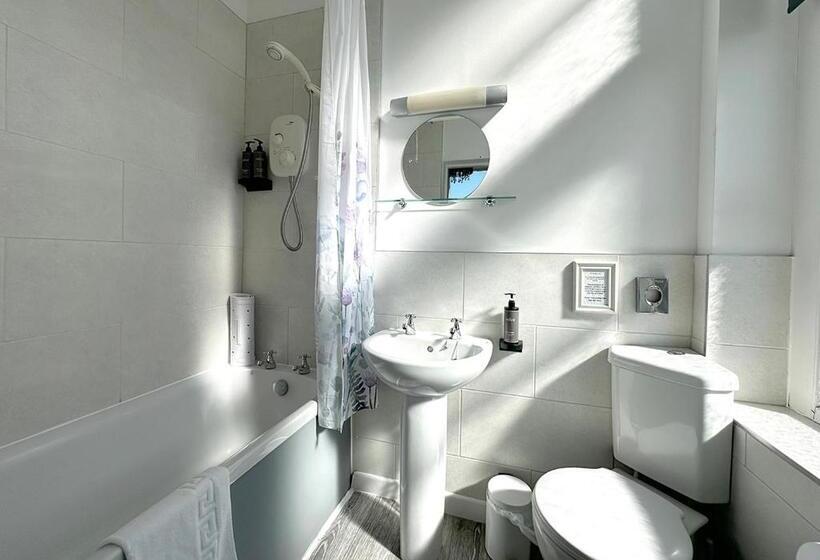 تختخواب و صبحانه Station Lounge & Rooms