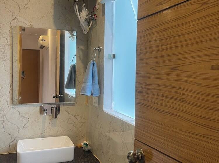 The White Oak Corbett Spa & Resort