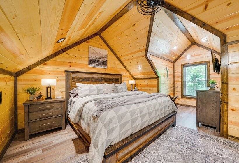 Broken Bow Cabin Near Choctaw Casino: Hot Tub!