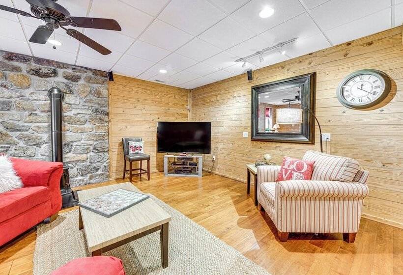 Cozy Louisa Escape W/ Patio + Pool Access!