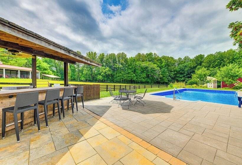 Cozy Louisa Escape W/ Patio + Pool Access!