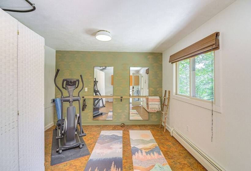 Hot Tub, Mtn View Deck: Peaceful Evergreen Home!