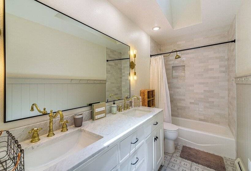 Hot Tub, Mtn View Deck: Peaceful Evergreen Home!