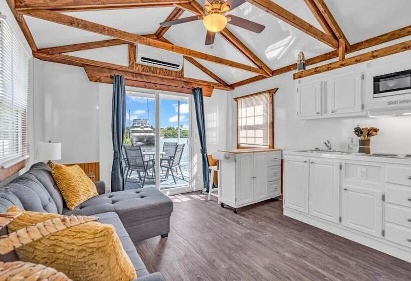 هتل Aqua Lodges At 47th Street