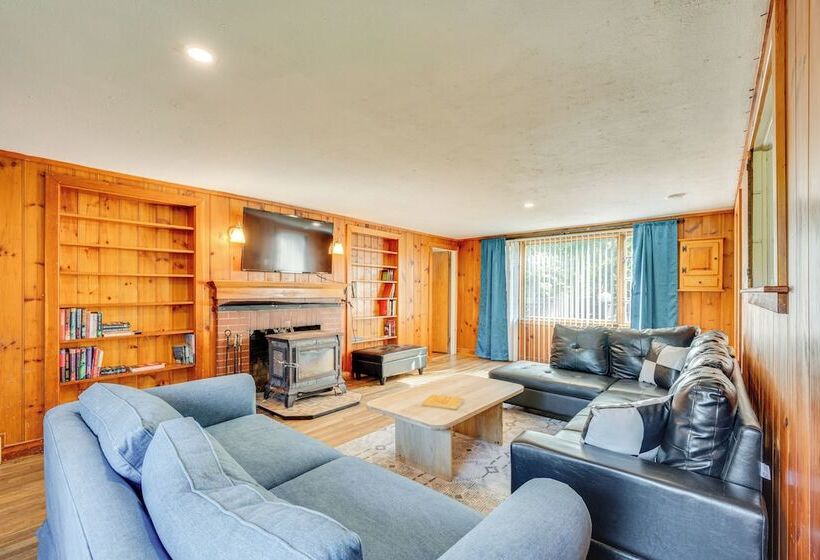 Laconia Resort Home < 2 Mi To Lake Winnipesaukee