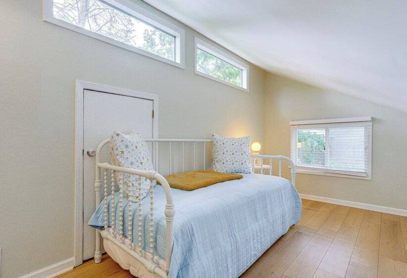 Lovely Waleska Home W/ Screened Deck & Lake Access