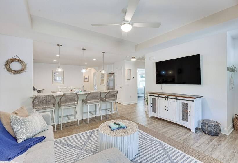 Oak Island Home W/ Screened Porch: Walk To Beach!