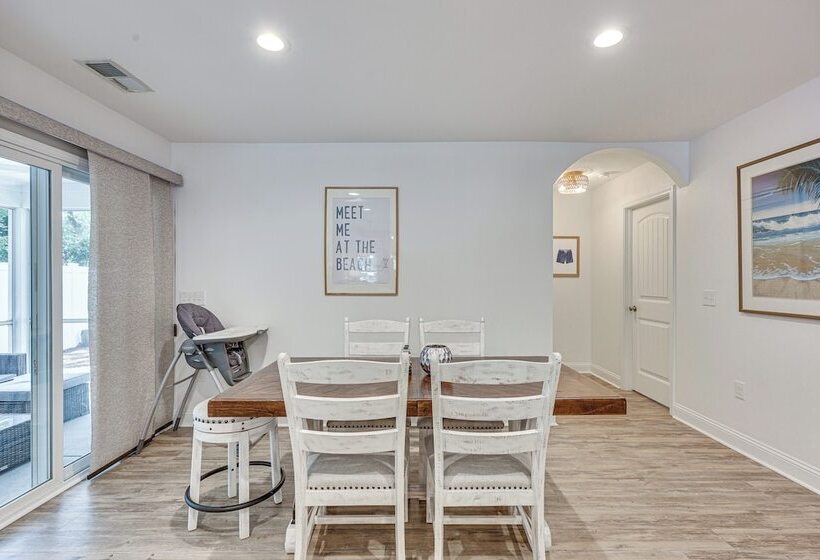 Oak Island Home W/ Screened Porch: Walk To Beach!