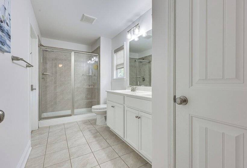 Oak Island Home W/ Screened Porch: Walk To Beach!