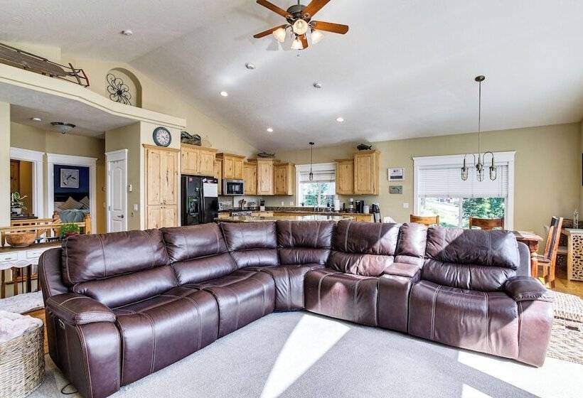 Rathdrum Home W/ Hot Tub: Steps To Beach Access!