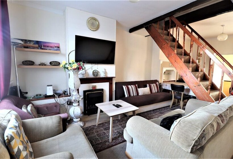 Резиденция Wembley Spacious House 3bed House