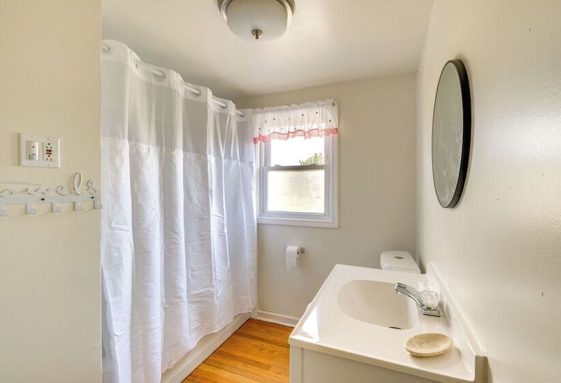Rural Middlefield Home On Peaceful Working Farm!