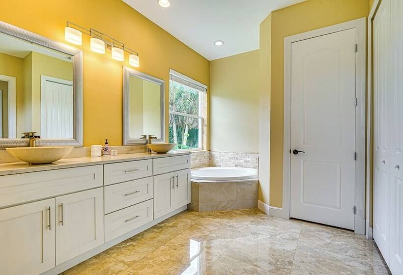 Sunny Sarasota Oasis: Swim, Golf, Shop & More!