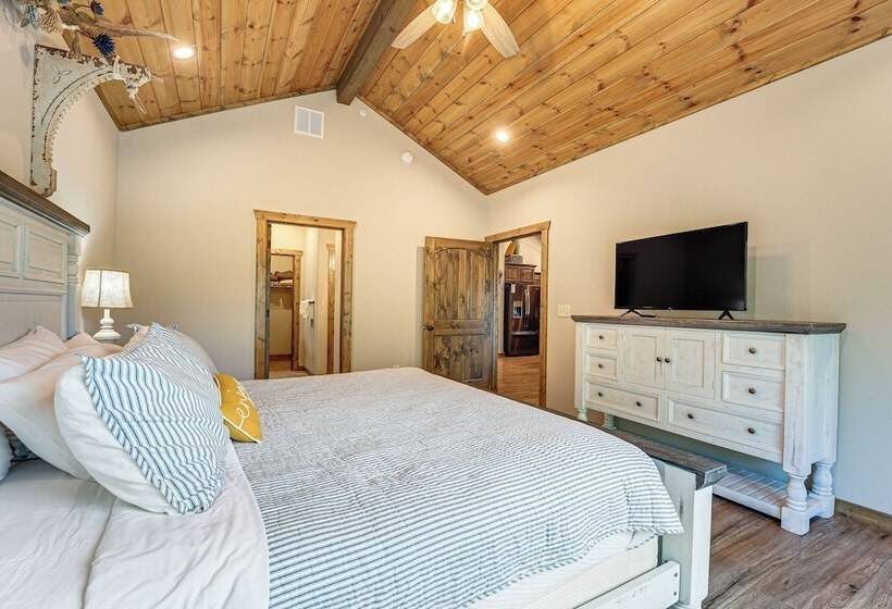 Branson Cabin W/ Pool Access & Private Boat Slip!