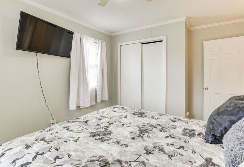 Cozy Mullins Retreat W/ Backyard & Covered Porch!