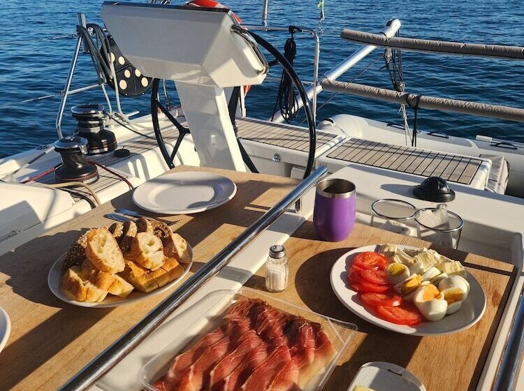 Отель Dream Holiday On A Luxurious Sailing Yacht