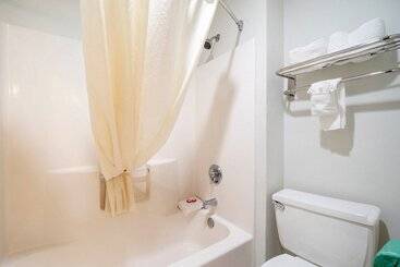هتل Iah 45 Airport Inn & Suites