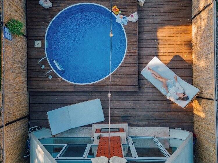 هتل Natho Lakeside