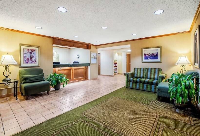 هتل Norwood Inn And Suites Detroit