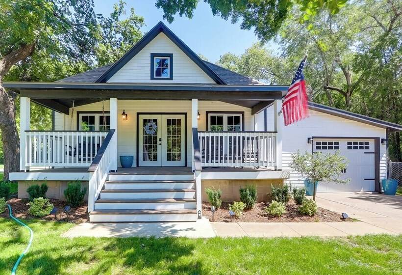 Modern Farmhouse In Belle Plaine W/ Covered Porch!