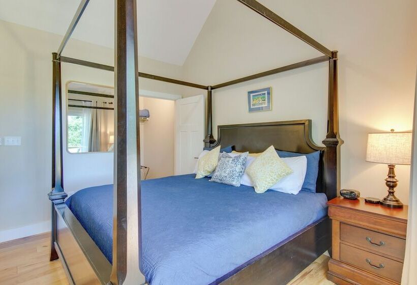 Modern Hendersonville Home: Deck & Mountain Views!