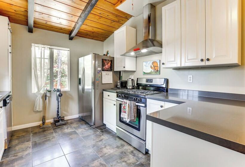 Peaceful Vista House W/ Gas Grill: 1 Mi To Dtwn!