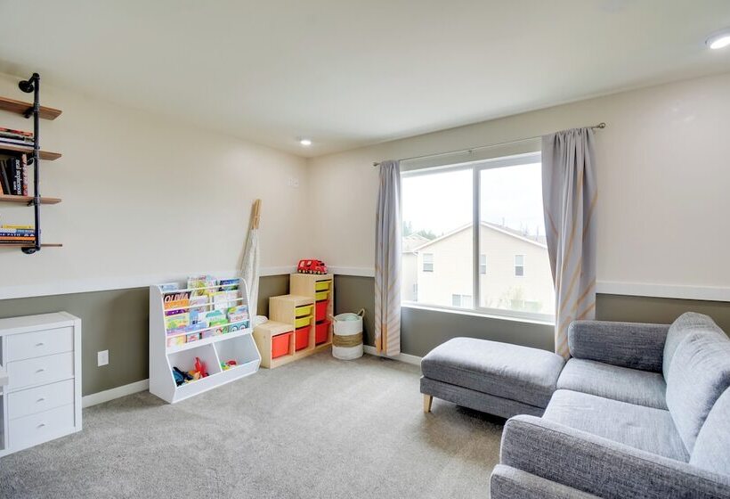 Family Friendly Port Orchard Holiday Retreat!