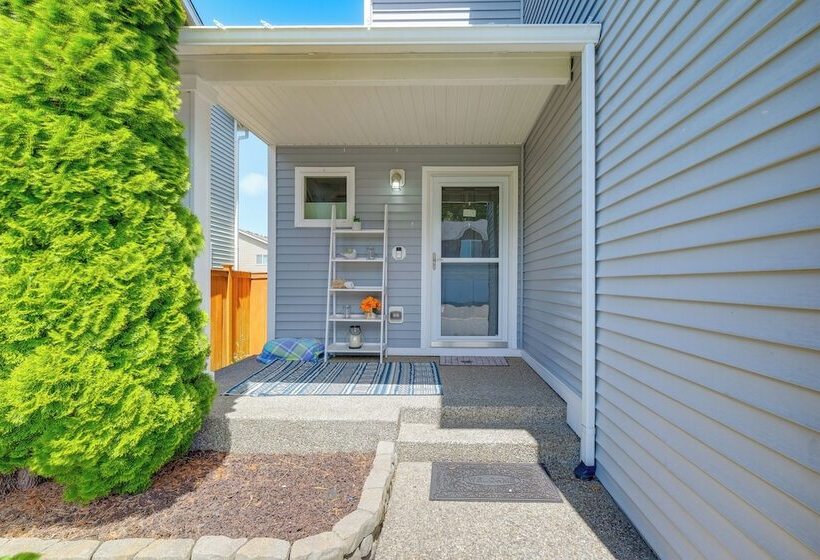 Family Friendly Port Orchard Holiday Retreat!