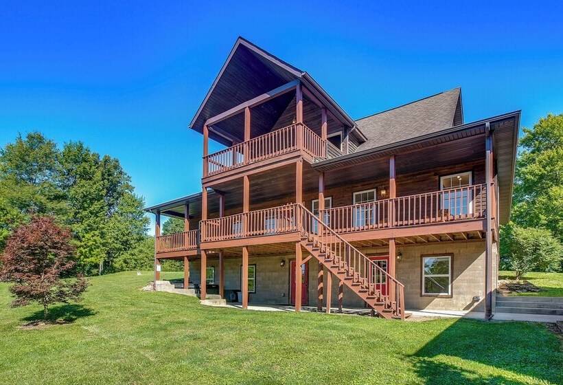 Quiet Family Cabin In Hamden: Hot Tub + Game Room!
