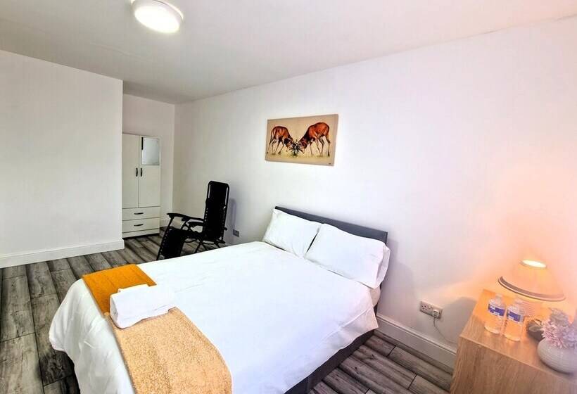 Резиденция 5 Bed Family Home Greater London, Free Parking
