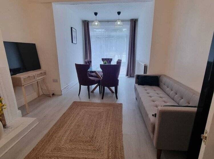 Резиденция Large 4 Bed Terraced House