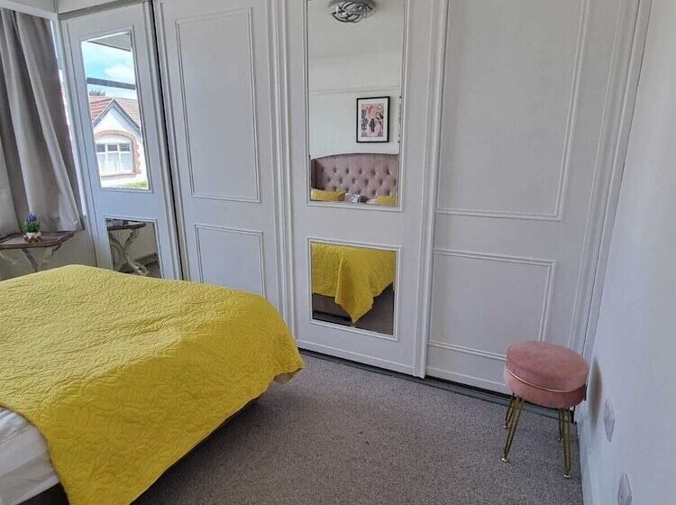 Резиденция Large 4 Bed Terraced House