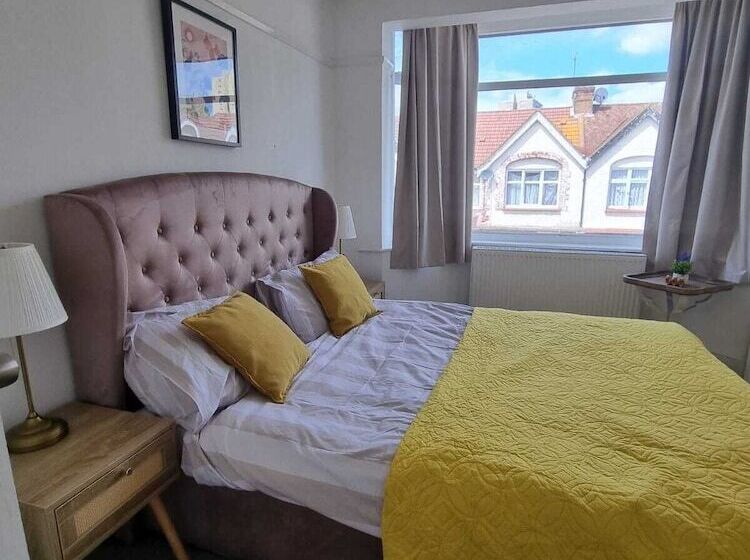 Резиденция Large 4 Bed Terraced House