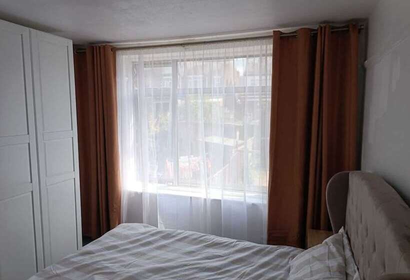 Резиденция Large 4 Bed Terraced House