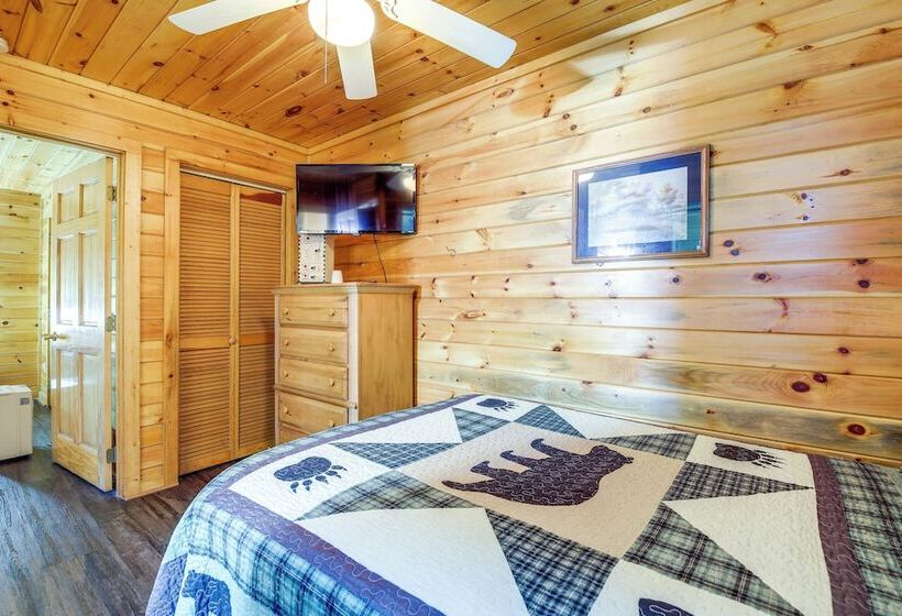 Secluded Cabin W/ Hot Tub   9 Mi To Dollywood!