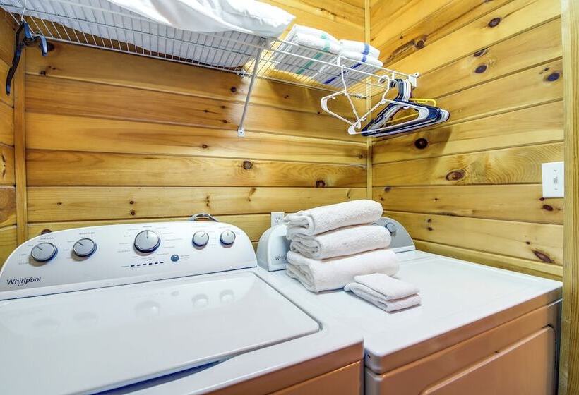 Secluded Cabin W/ Hot Tub   9 Mi To Dollywood!