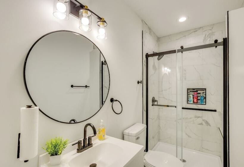 St Louis Home W/ Deck, Outdoor Bar & Grill!