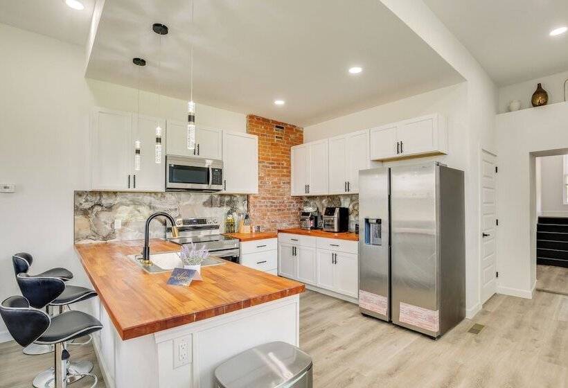 St Louis Home W/ Deck, Outdoor Bar & Grill!