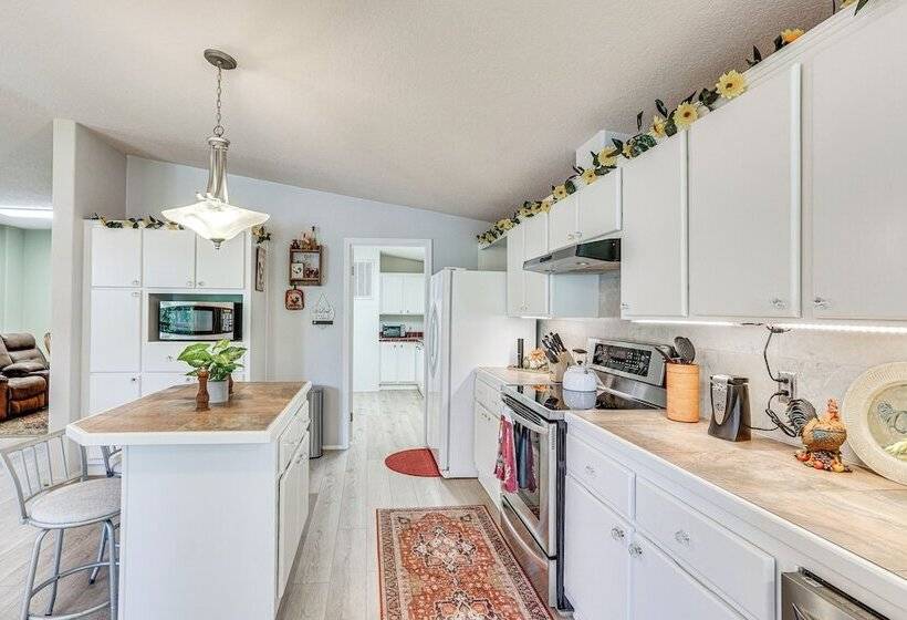 Waterfront Shady Cove Home W/ Fishing Deck!