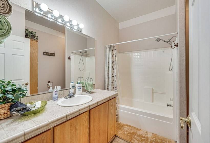 Waterfront Shady Cove Home W/ Fishing Deck!