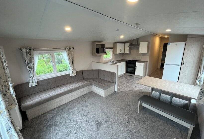Отель Charming 2 Bed Lodge In Newton Stewart